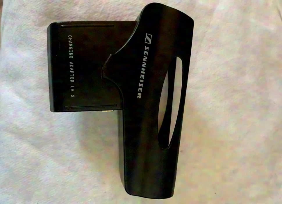 Sennheiser LA2 charging adapter