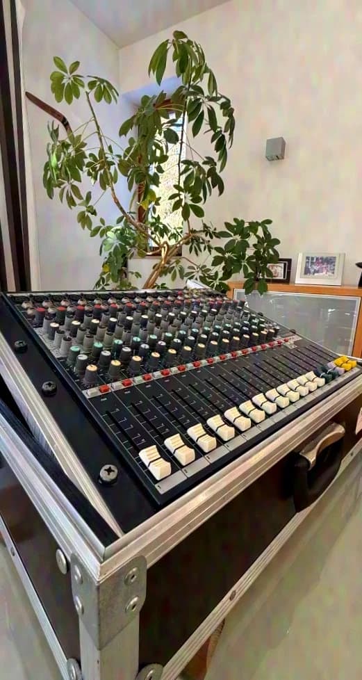 Soundcraft EFX12 Mixing Console