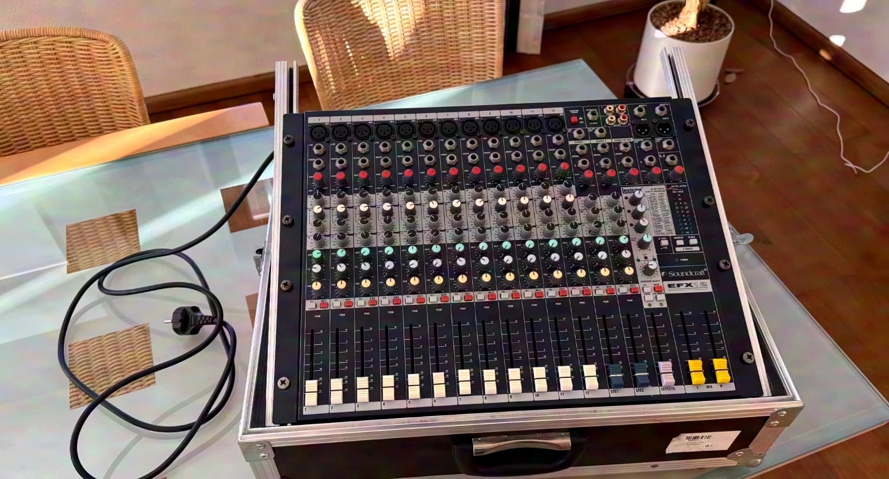 Soundcraft EFX12 Mixing Console