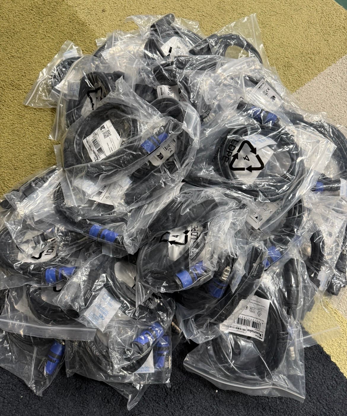 Lot of 49 new 2.5 m PowerCON TRUE1 cables – Neutrik – clearance