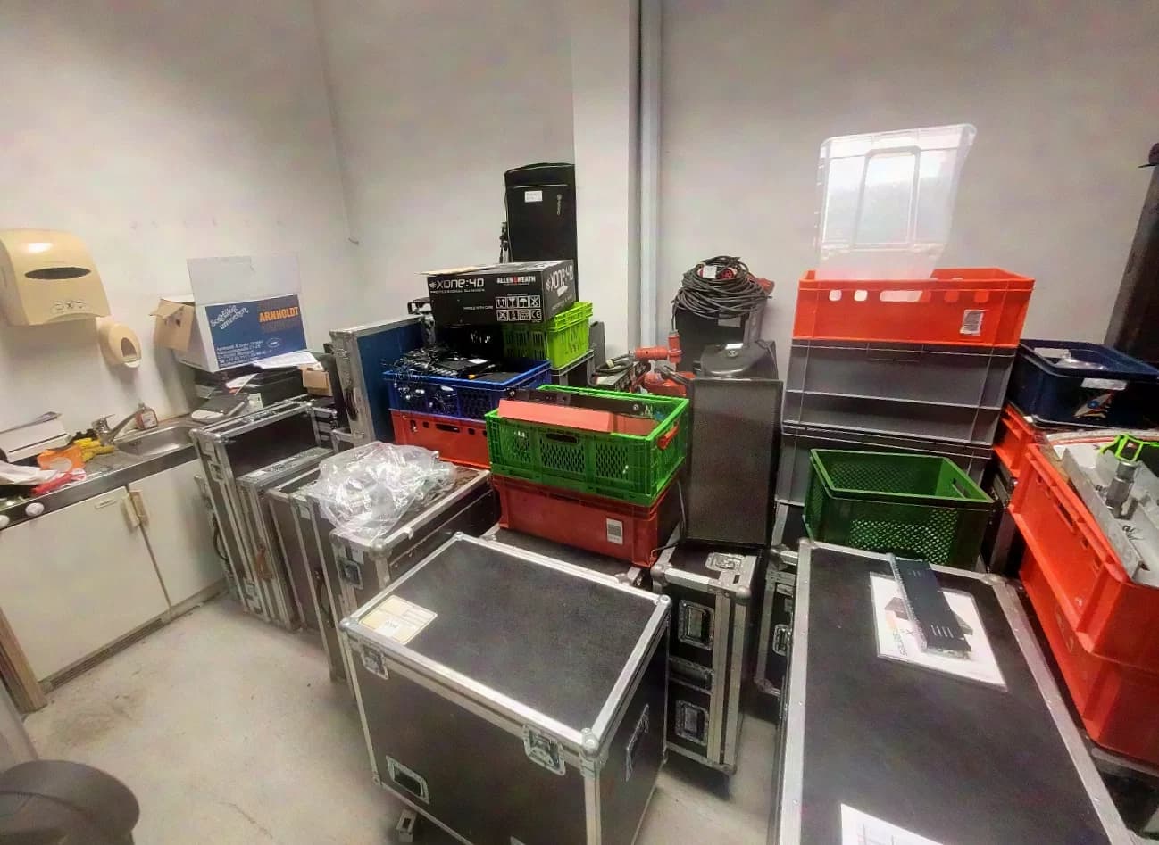001 Warehouse Sale Equipment Furniture Lighting Video Cables Taverse JB
