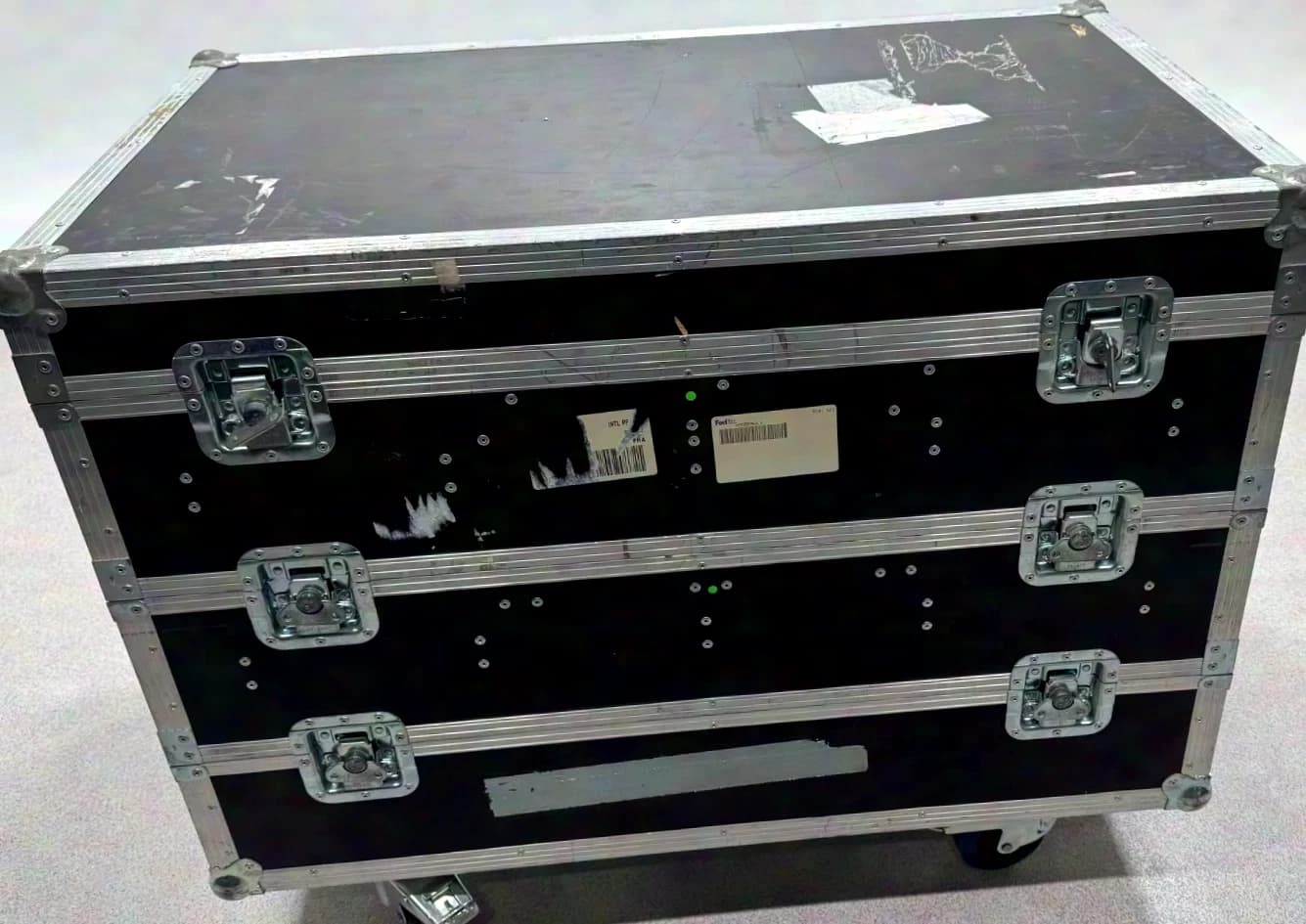 #05 - Case with 3 tiers of 6 compartments each, bottom empty, see listing