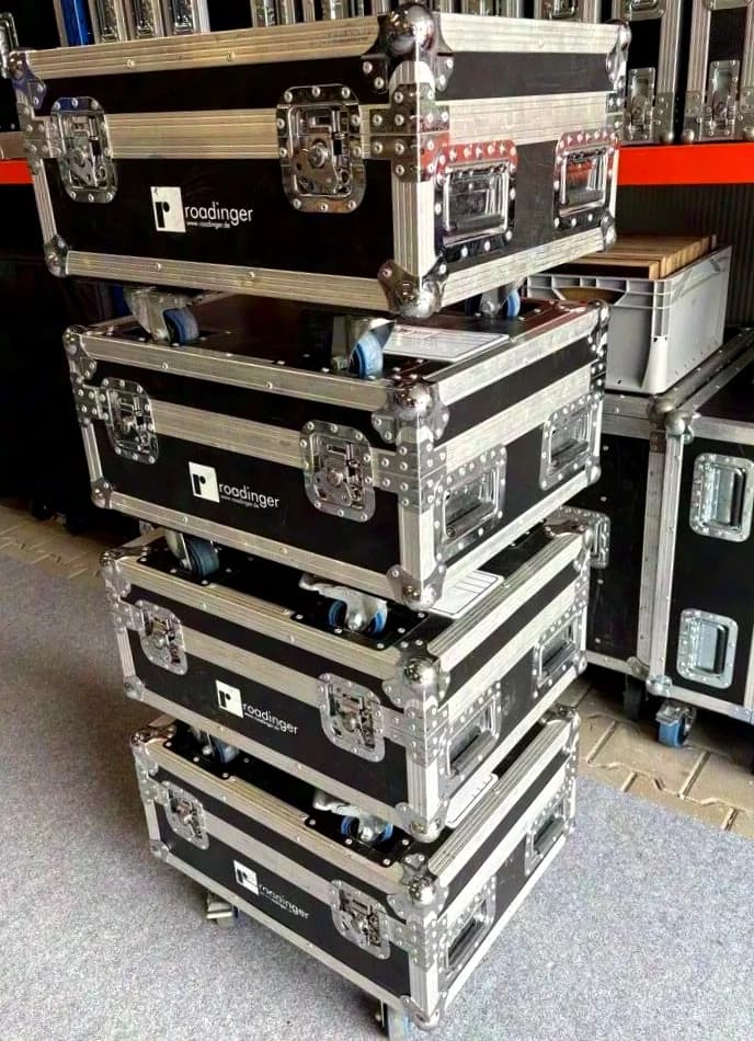 16x Eurolite IP UP-4 QCL battery-powered LED PAR incl. charging case