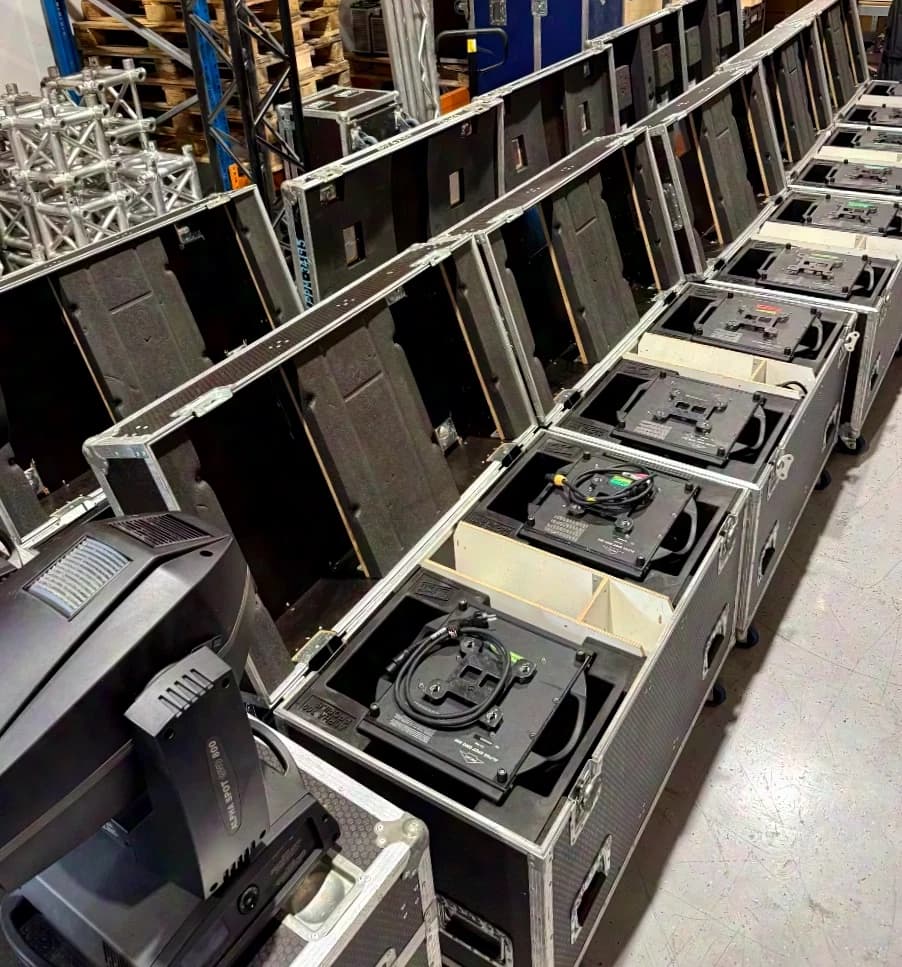 24x CLAY PAKY Alpha Spot QWO 800 in 2-unit case – conversion to Powercon T1