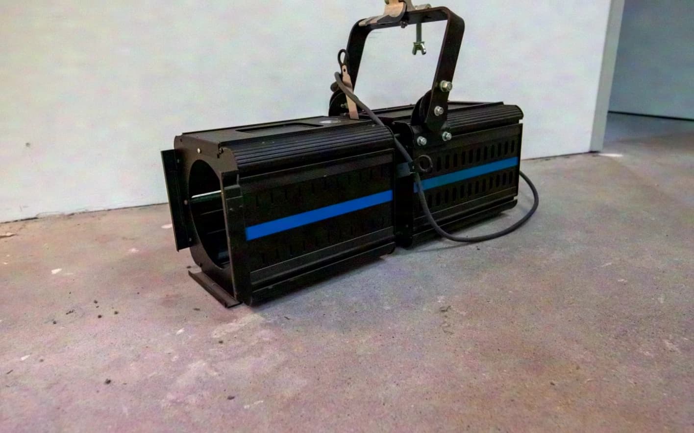 2 Ultralite Action 2.000 Watt profile spotlights / spotlights with condenser zoom optics and sharply defined beam