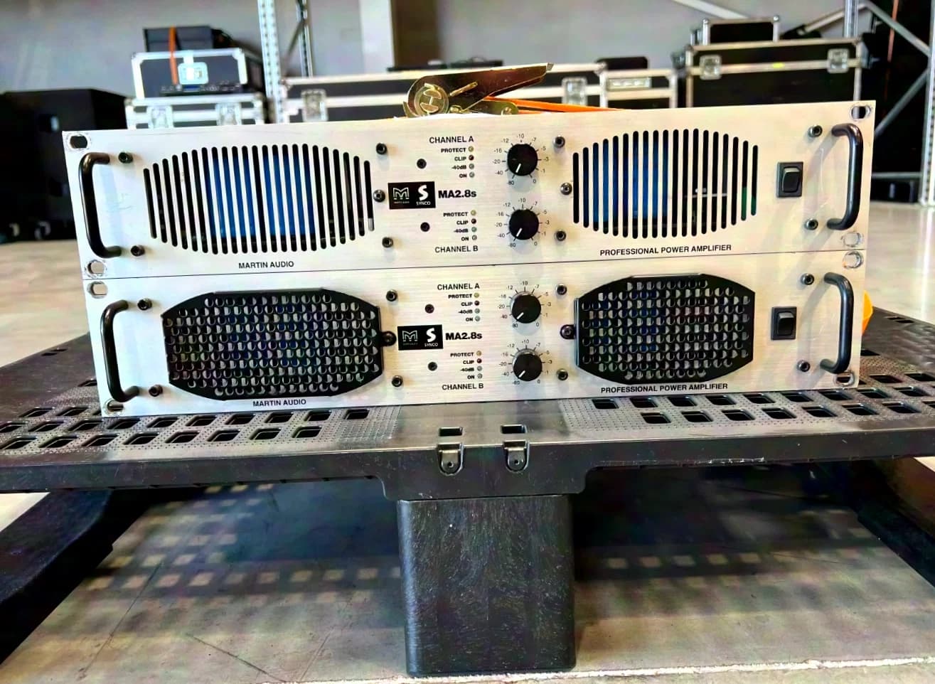 2x Martin Audio MA2.8s 2x1700W/2Ohm amplifier