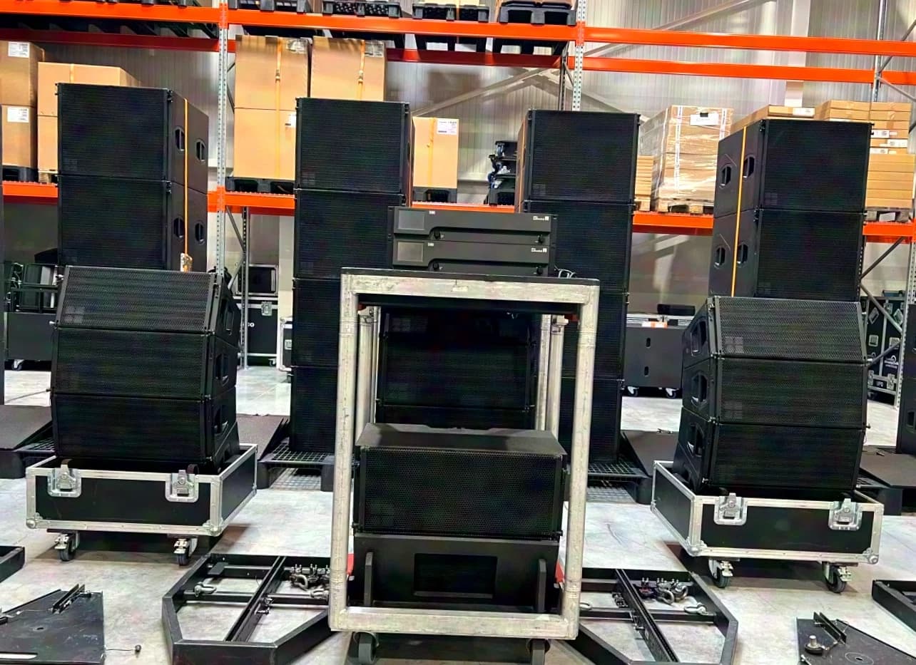 36x d&b audiotechnik: 16x Y8/Y12 16x Y-SUB 4x D80 rigging