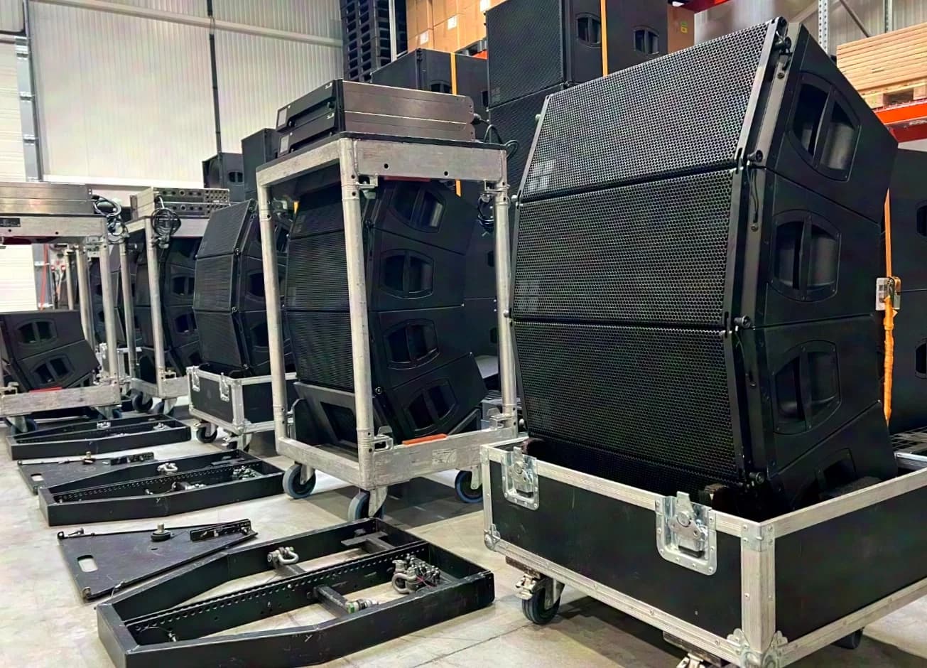 36x d&b audiotechnik: 16x Y8/Y12 16x Y-SUB 4x D80 rigging