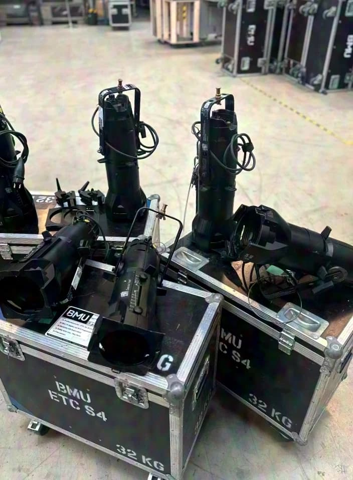 4x ETC S4 JR Zoom 25-50°, 575W profile spotlight