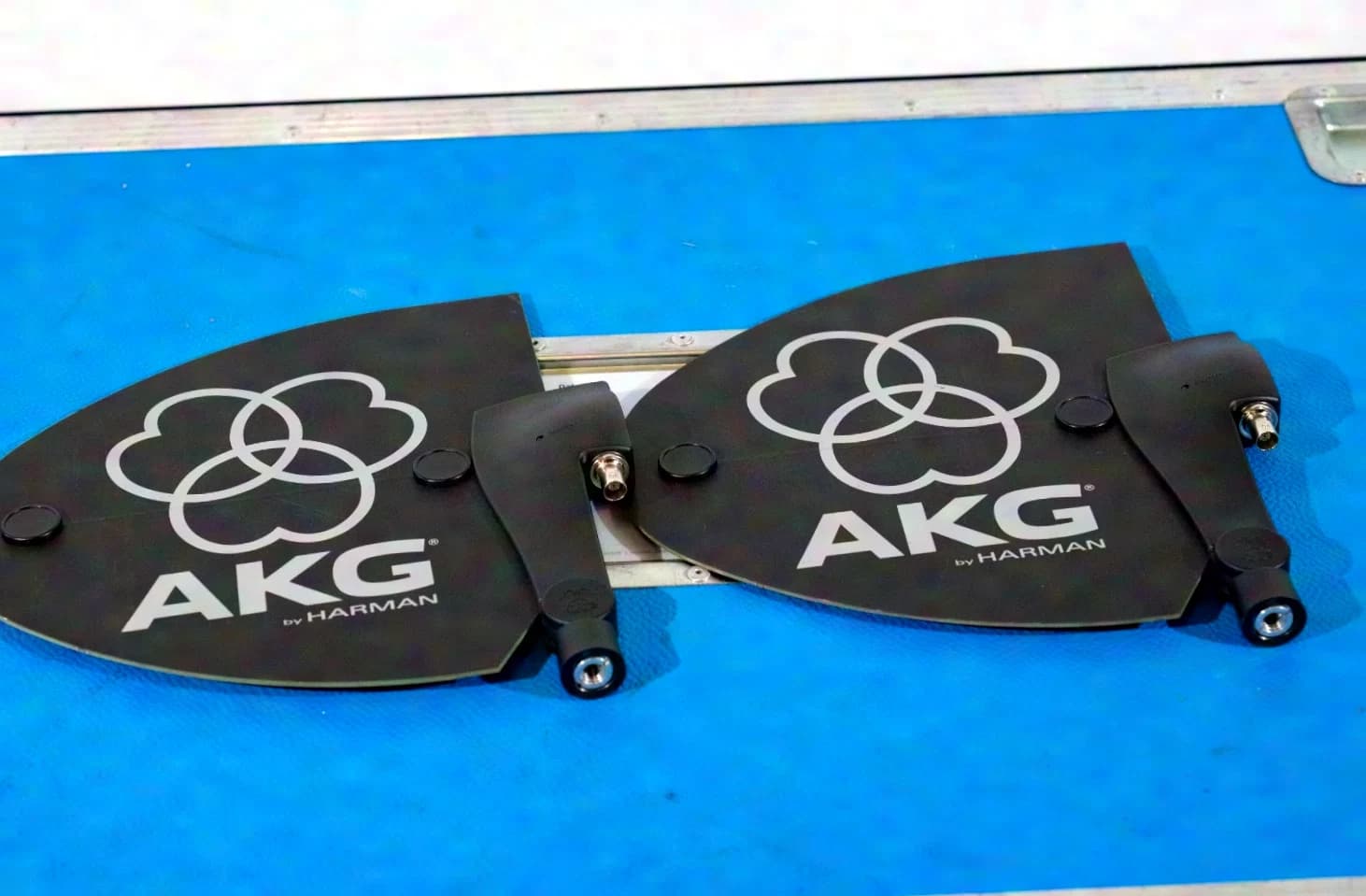 AKG DSR 800 Dante (8-unit complete wireless rack, 4x handheld, 4x bodypack, antenna splitter)