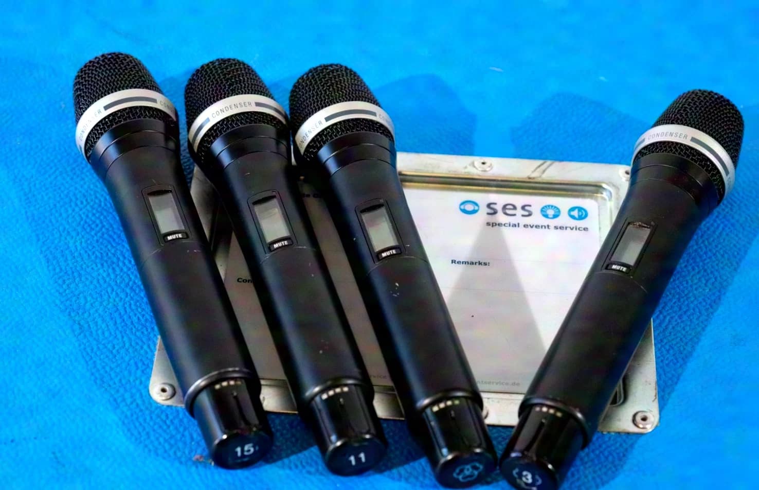 AKG DSR 800 Dante (8-unit complete wireless rack, 4x handheld, 4x bodypack, antenna splitter)