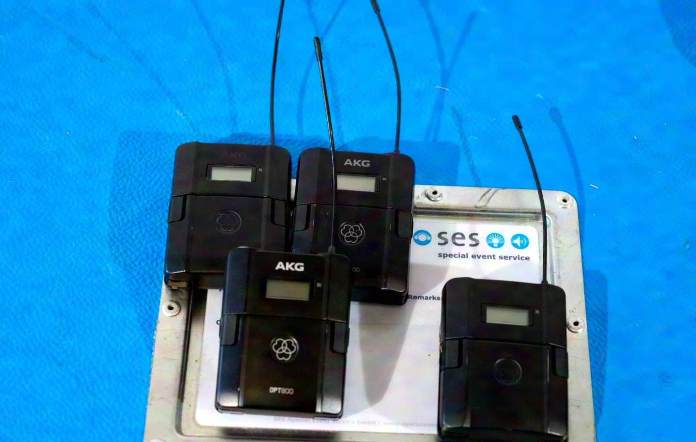 AKG DSR 800 Dante (8-unit complete wireless rack, 4x handheld, 4x bodypack, antenna splitter)