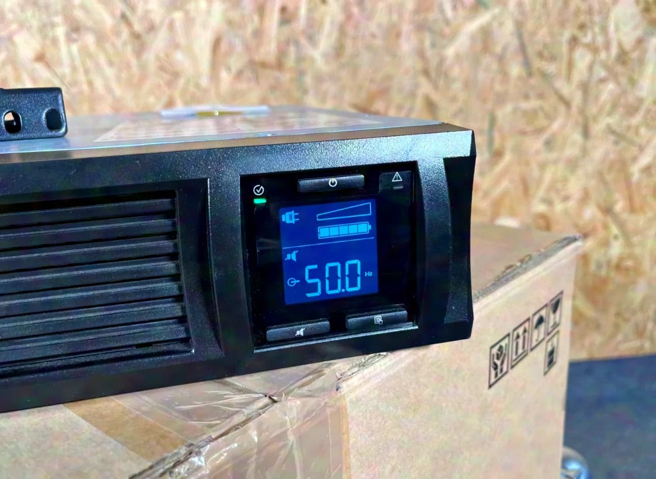 APC UPS Smart-UPS 1000VA LCD RM SMC1000I-2UC Uninterruptible Power Supply