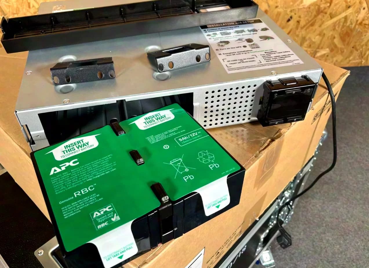 APC UPS Smart-UPS 1000VA LCD RM SMC1000I-2UC Uninterruptible Power Supply