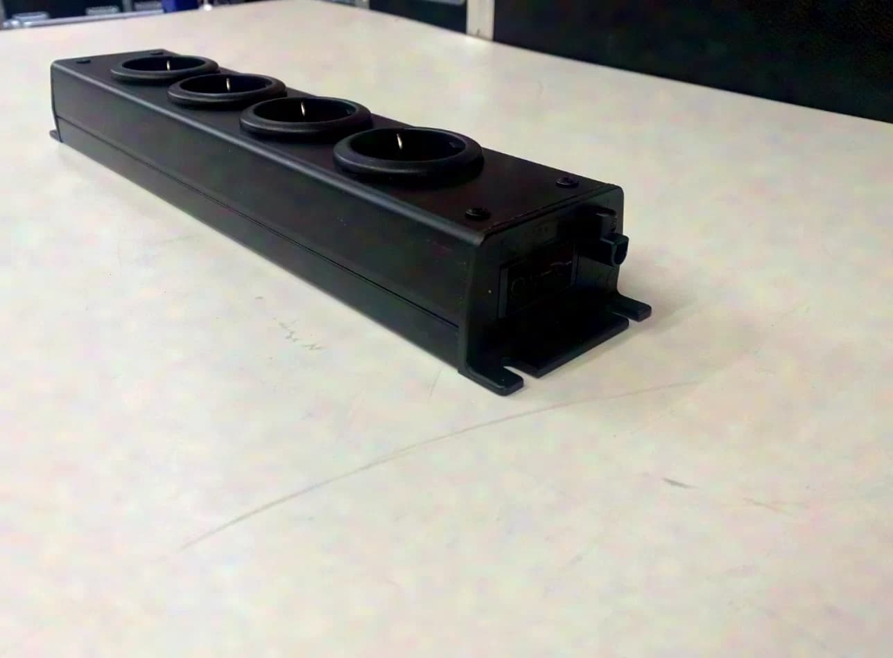 APSA 4-way Power Strip Black