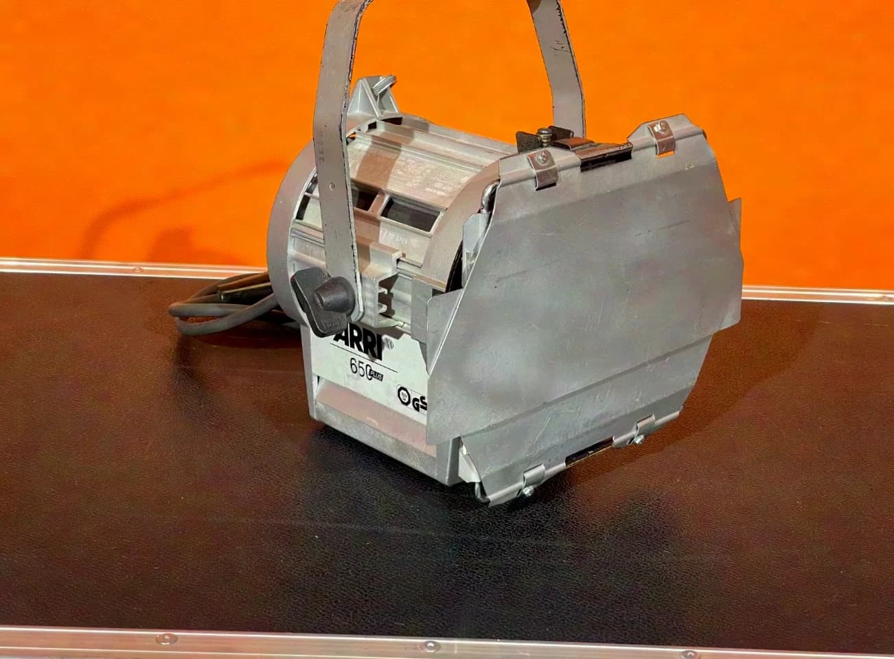 ARRI 650 PLUS - silver Fresnel spotlight