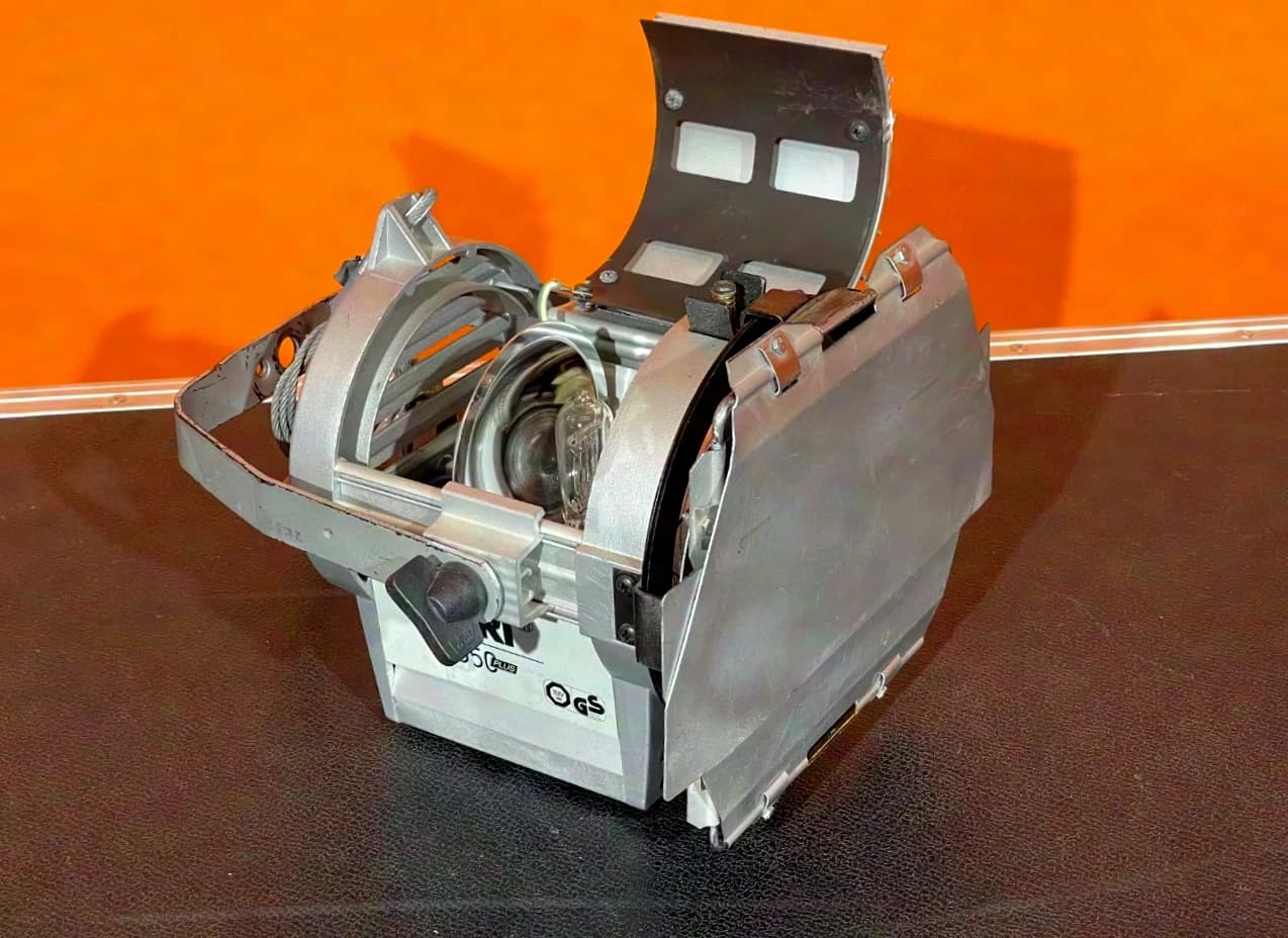ARRI 650 PLUS - silver Fresnel spotlight