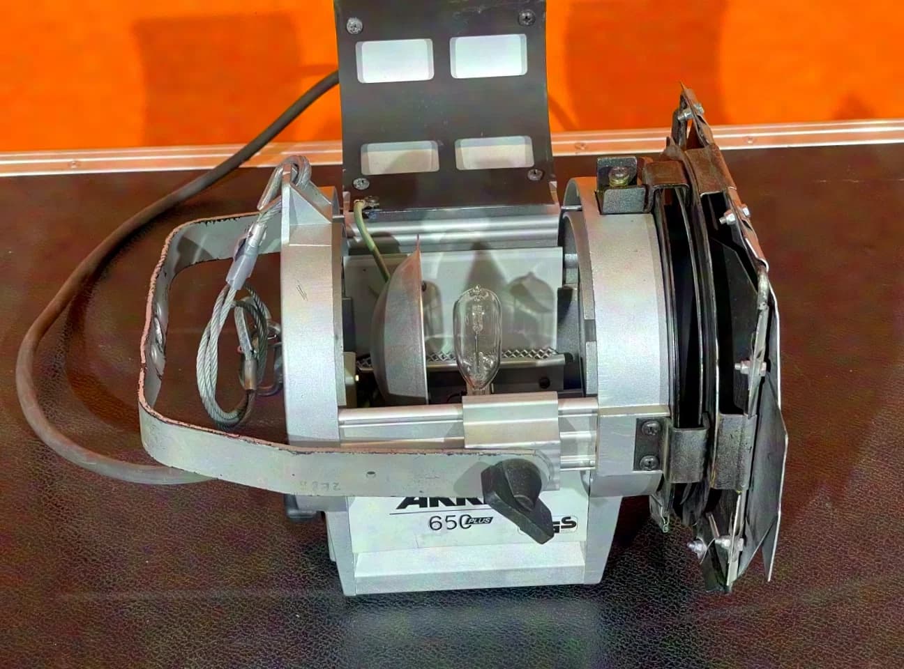 ARRI 650 PLUS - silver Fresnel spotlight