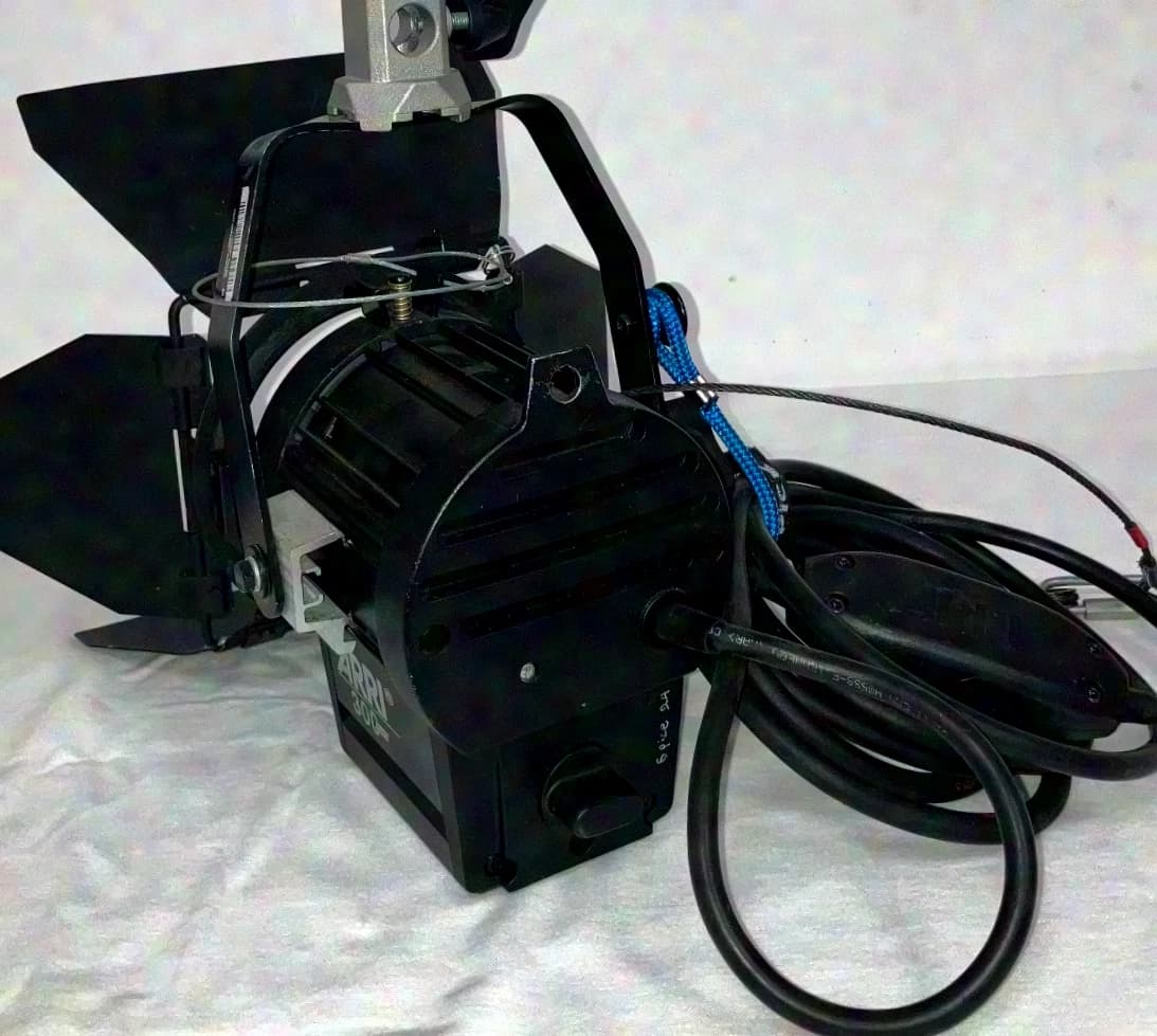 ARRI Junior 300 Plus / black / Fresnel lens
