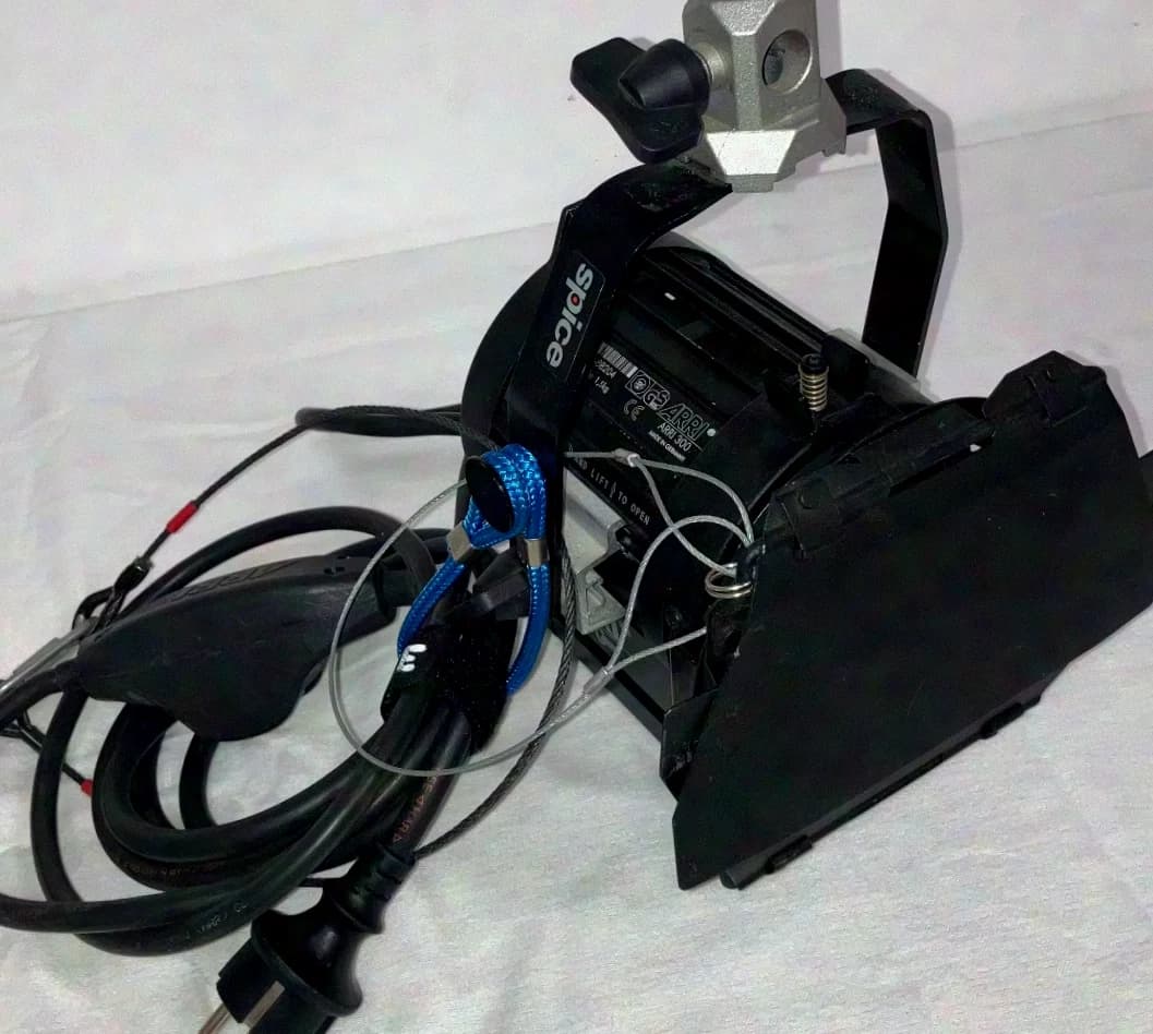 ARRI Junior 300 Plus / black / Fresnel lens