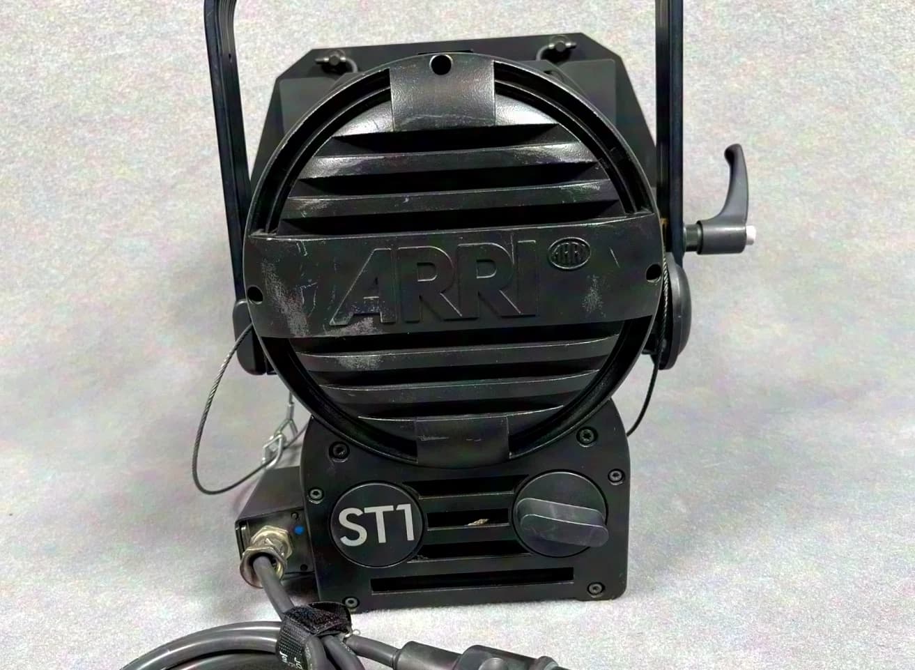ARRI ST1 MAN 1 kW black manual incl. barndoor