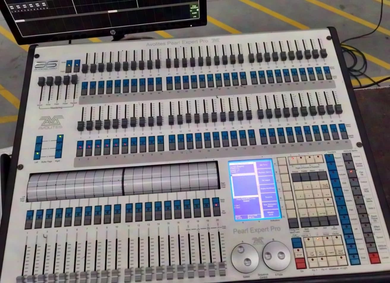 AVOLITES Avolites Pearl Expert Pro with Touch Wing and Touch Monitor