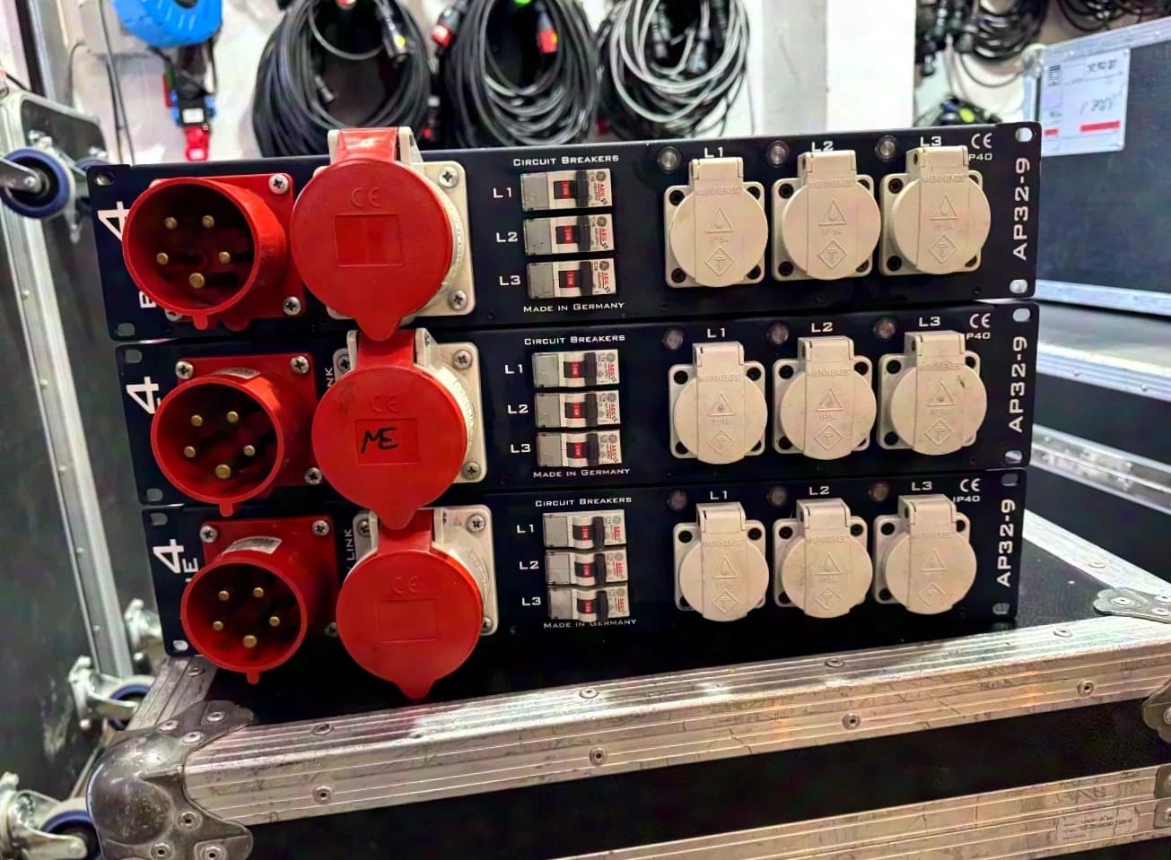 Adam Hall RACK PDU 9 /AP32-9 Blue 4 Power Distributor -32A CEE - Schuko