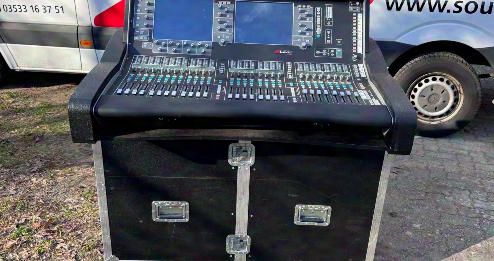 Allen&Heath DLive S5000 incl. Flipcase + CDM32, DX168, UPS, stage router in DD-Rack
