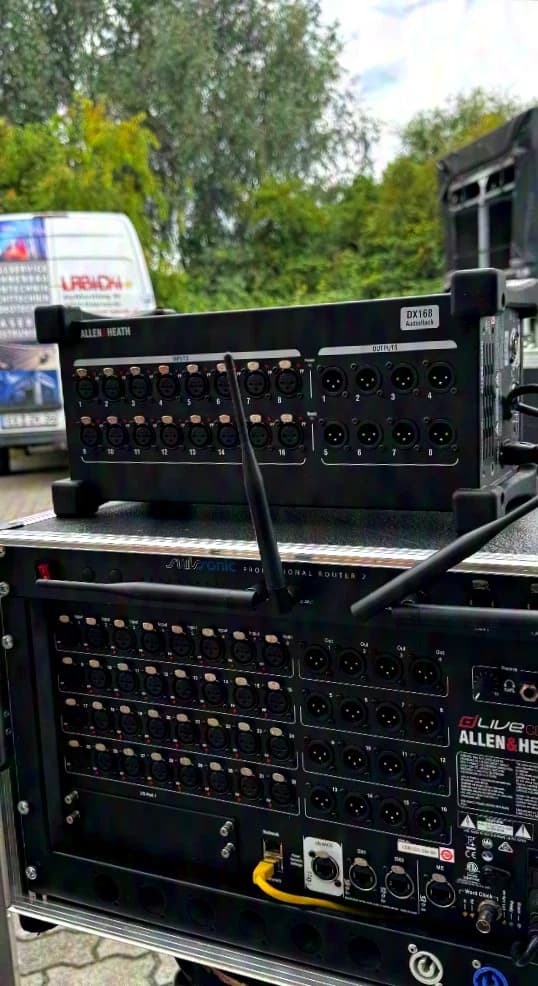 Allen&Heath DLive S5000 incl. Flipcase + CDM32, DX168, UPS, stage router in DD-Rack