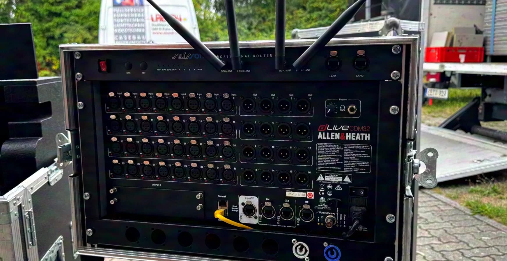 Allen&Heath DLive S5000 incl. Flipcase + CDM32, DX168, UPS, stage router in DD-Rack
