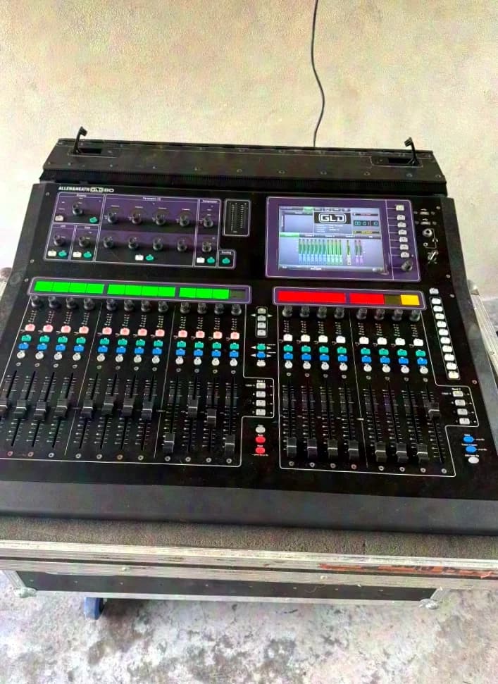Allen & Heath GLD-80 in Flight Case with Doghouse