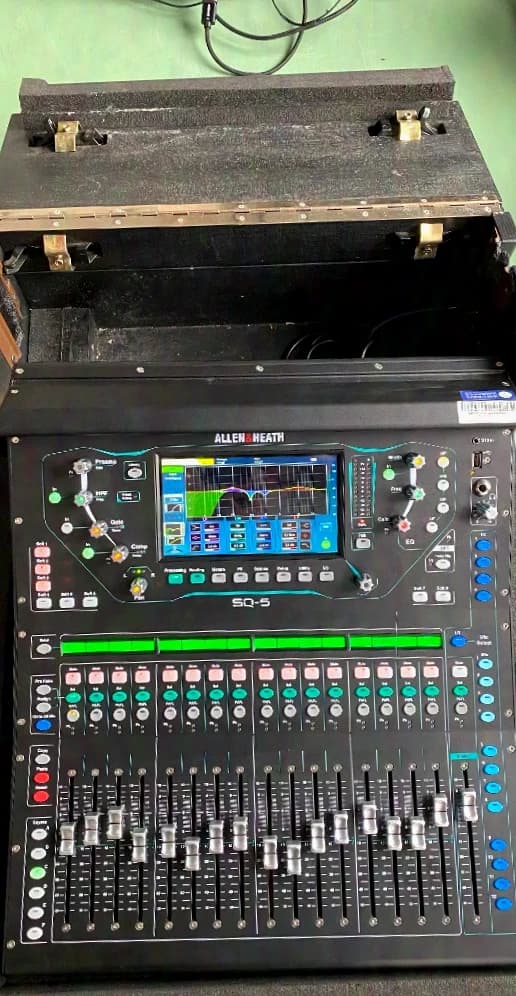 Allen & Heath SQ5 incl. Case