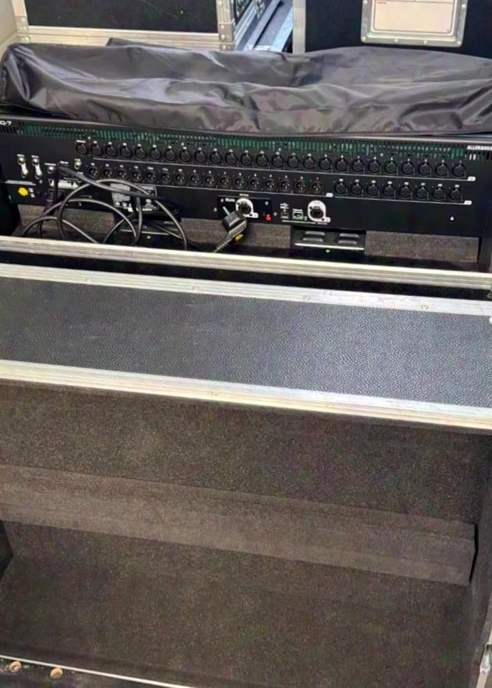 Allen & Heath SQ-7 Digital Mixing Console Set incl. Flightcase with Wheels & Dust Cover