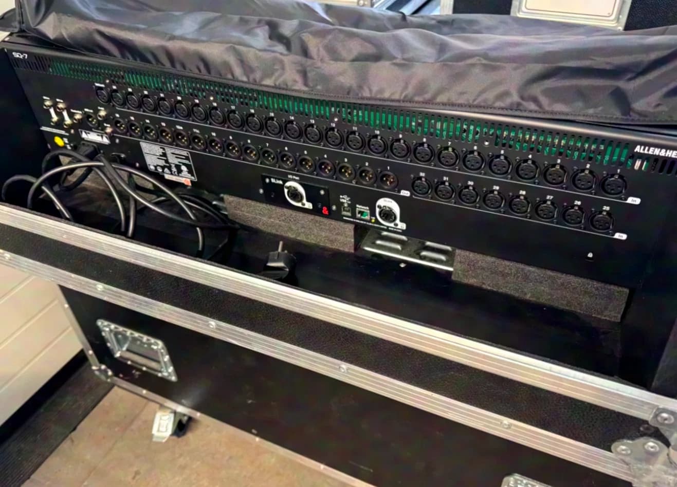 Allen & Heath SQ-7 Digital Mixing Console Set incl. Flightcase with Wheels & Dust Cover