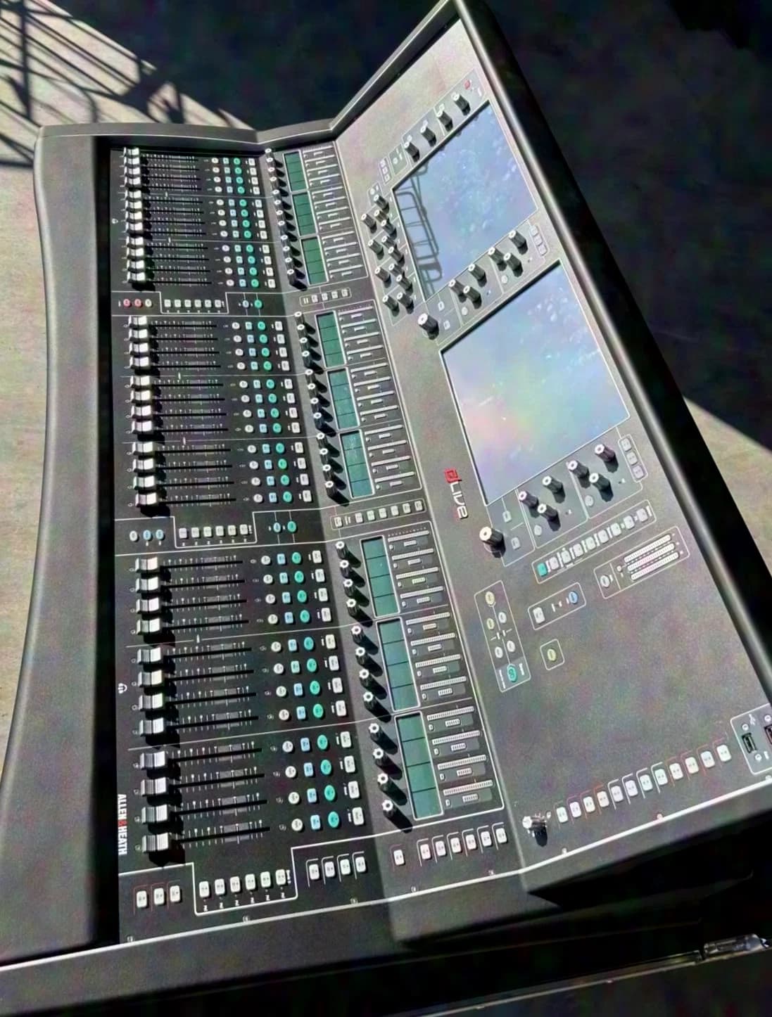 Allen & Heath dLive S7000