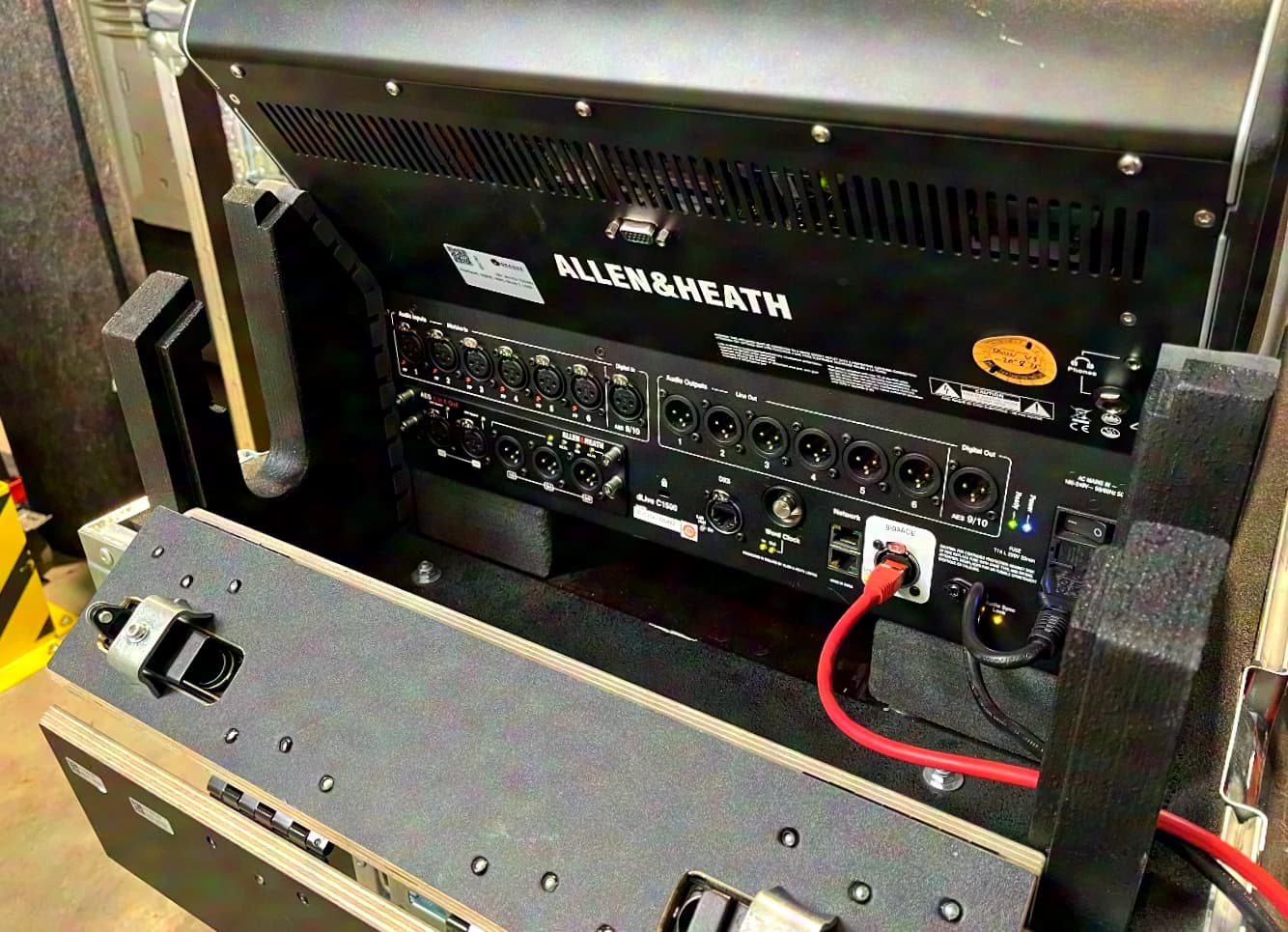 Allen & Heath dLive SET C1500 with CDM32 incl. expansion cards and flight case