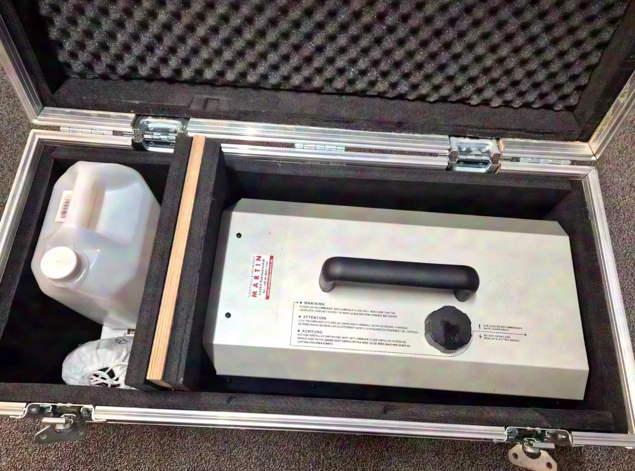 Antari HZ-350 Professional Compressor Hazer incl. Case, in very good condition.