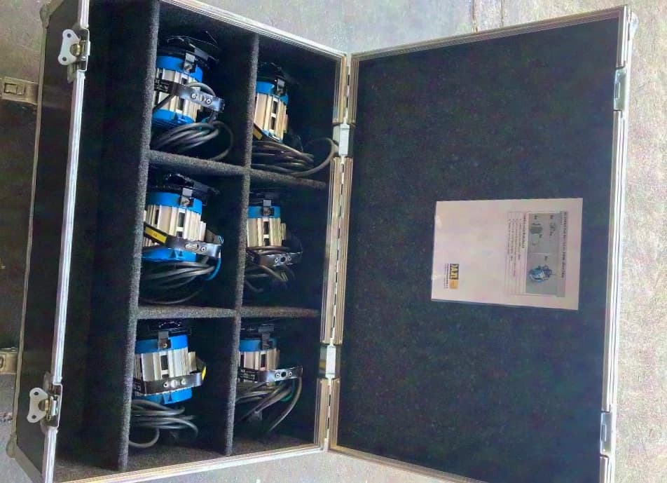 Arri Junior Fresnel step-lens spotlight silver blue 300W set with 6 lamps and case