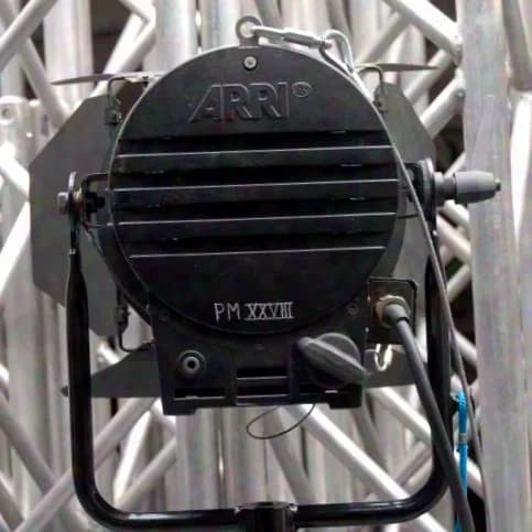 Arri Studio 1kW Tungsten incl. barndoor, manually operated, black