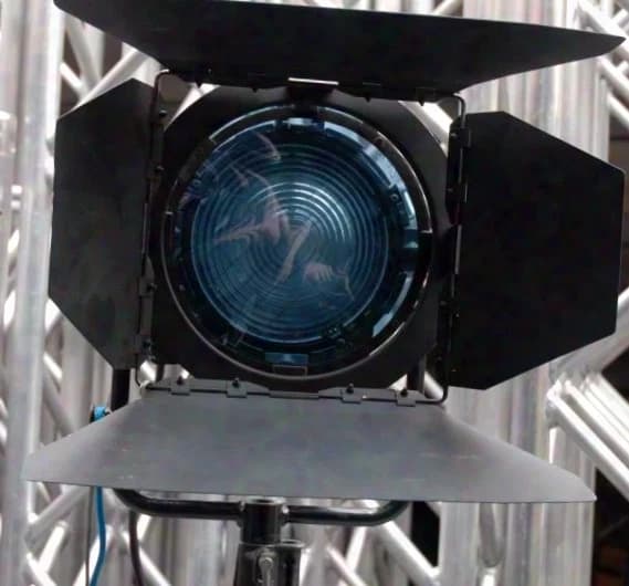 Arri Studio 1kW Tungsten incl. barndoor, manually operated, black