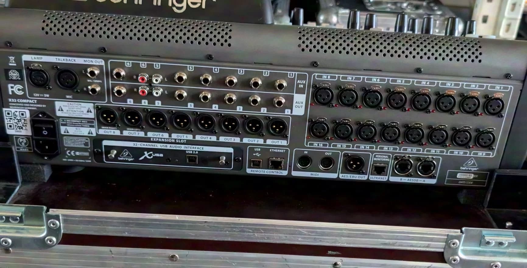Behringer X32 Compact incl. Case