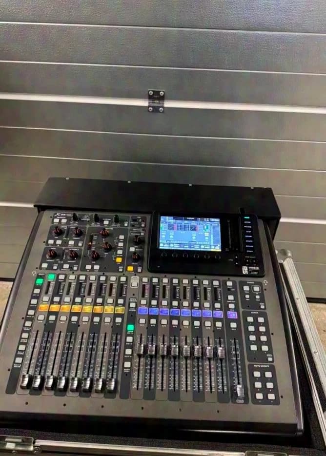 Behringer X32 Compact incl. Thon Case Bundle – very good condition – invoice + VAT