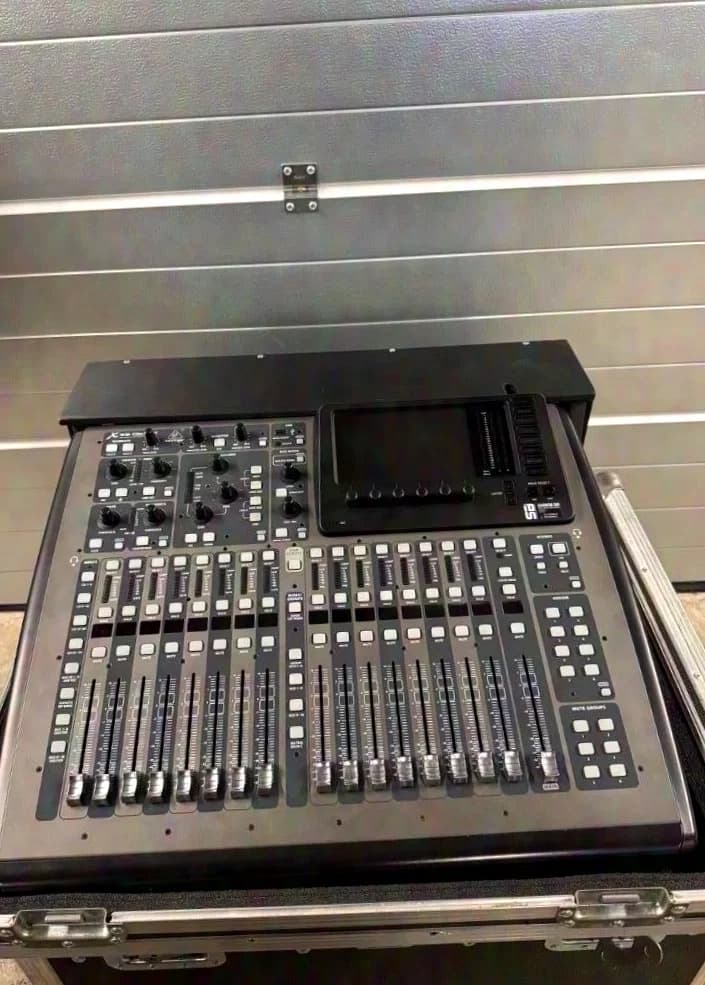Behringer X32 Compact incl. Thon Case Bundle – very good condition – invoice + VAT