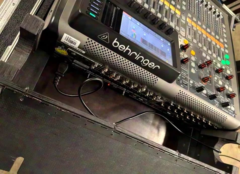 Behringer X32 Compact incl. Thon Case Bundle – very good condition – invoice + VAT