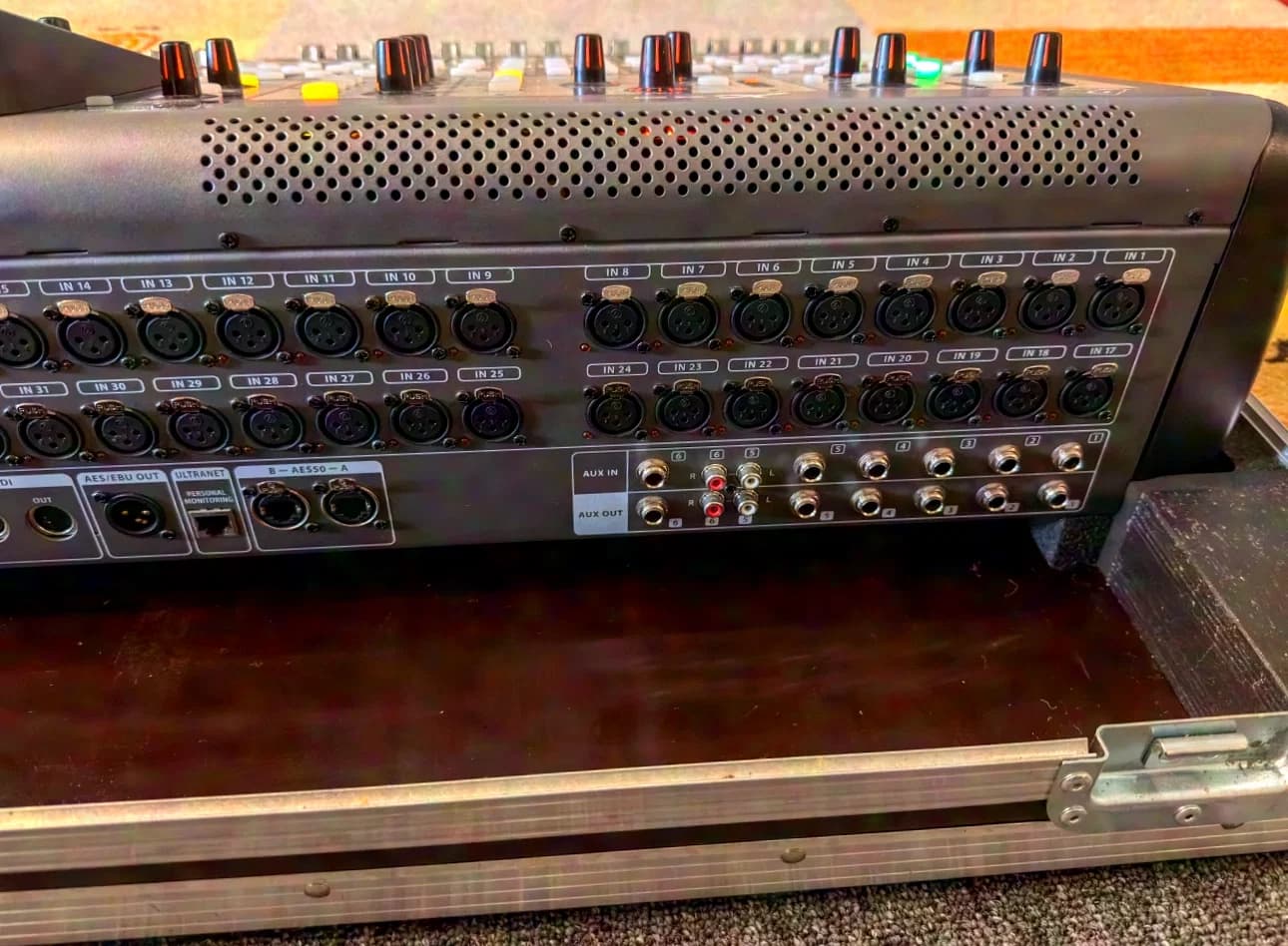 Behringer X32 Fullsize with accessories