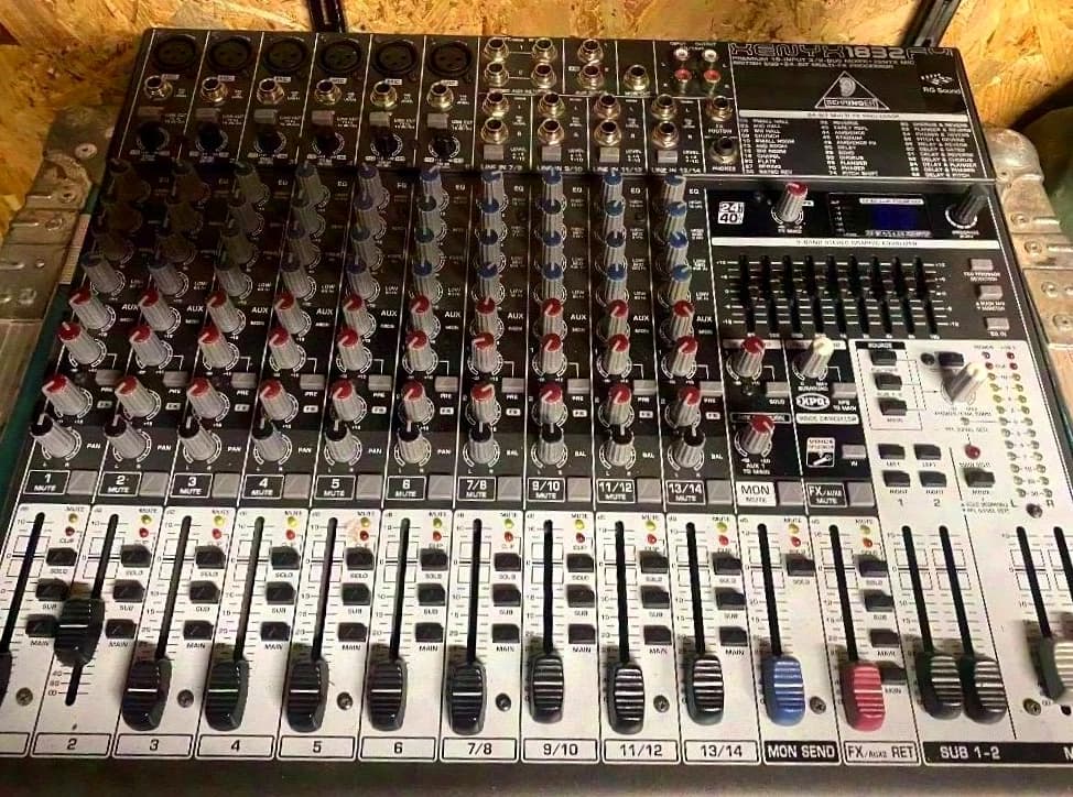 Behringer XENYX1832Fx