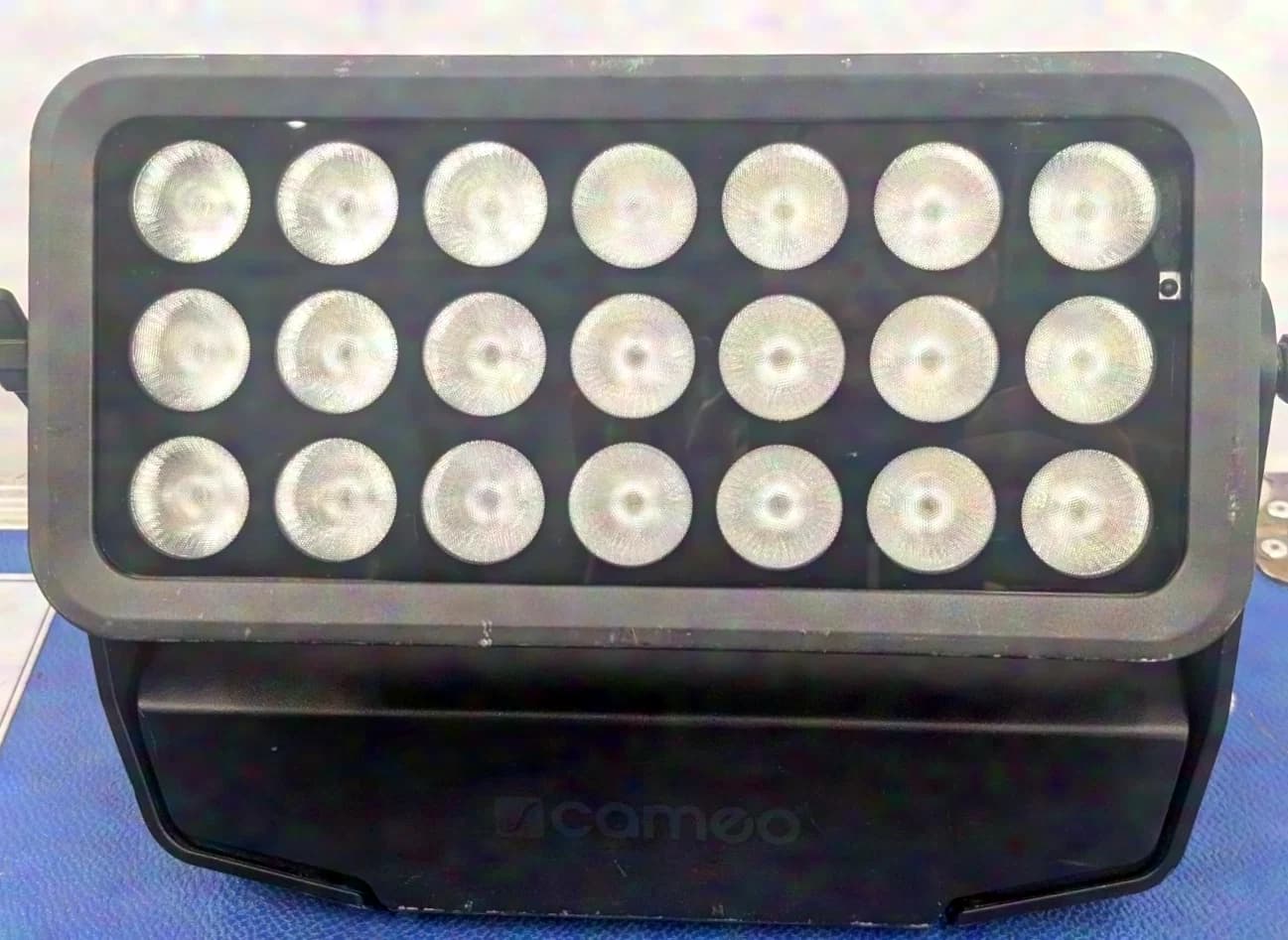 Cameo Zenit B200 Akku-LED Outdoor RGBW Fluter 315W inkl. 1/4 Case