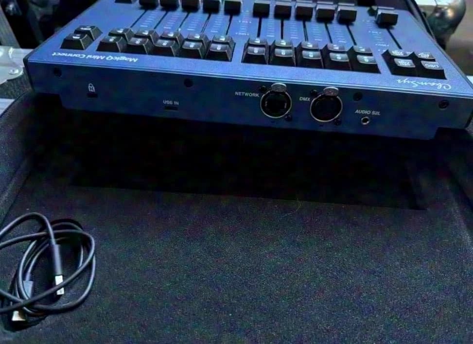 Chamsys Magic Q Mini Connect with bag like NEW!