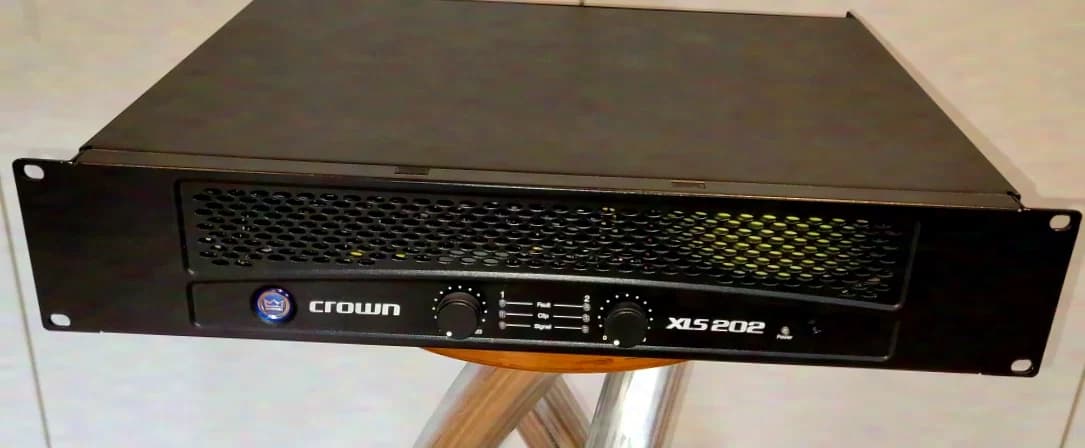 Crown XLS 202 power amplifier