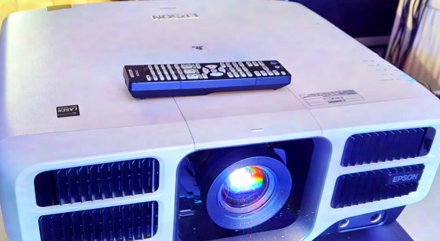 EPSON EB-L1100U 3 LCD Laser Projector 1920x1200 - only 109 of 20,000 Std. used + Lens ELPLM08 1.44-2.33:1